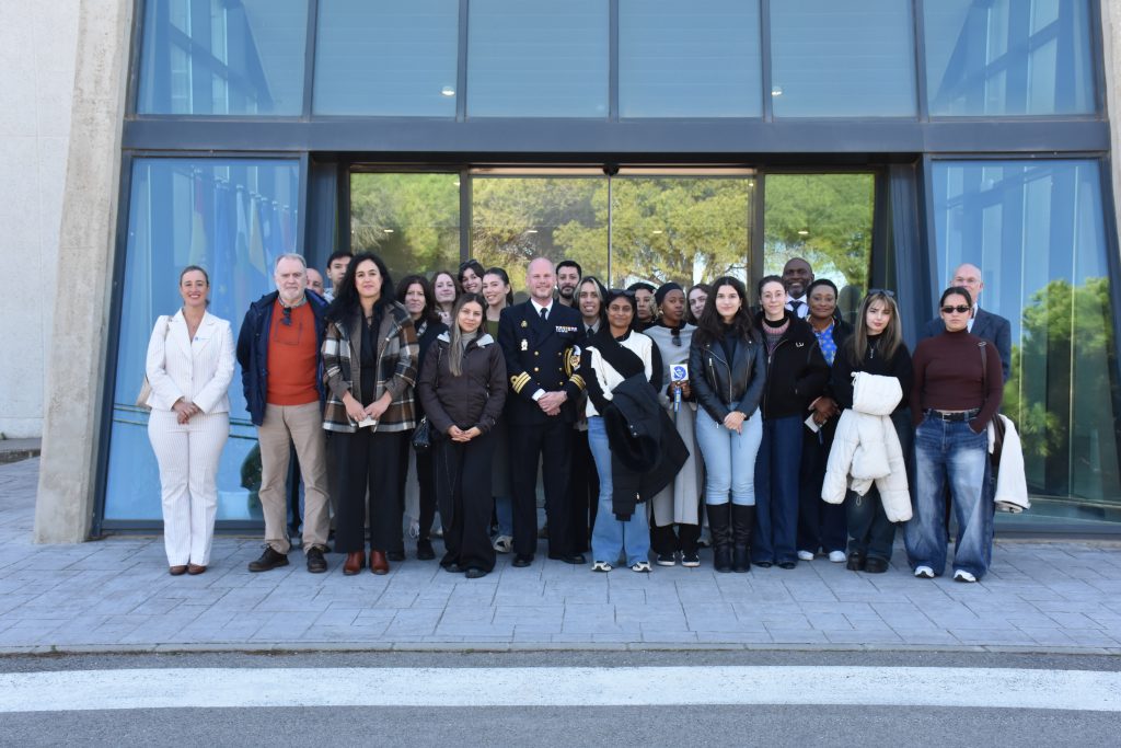 VISITA DE LOS ALUMNOS/AS Y PROFESORES/AS DEL MÁSTER EN RELACIONES INTERNACIONALES Y MIGRACIONES A...