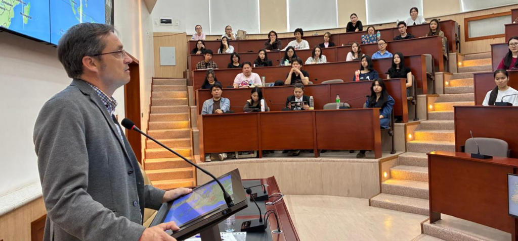 El catedrático UCA Miguel Ángel Acosta Sánchez imparte una conferencia histórica en la Universida...